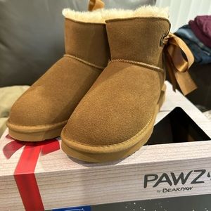 Brand new PAWZ by Bearpaw Women’s Size 6